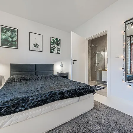 Citystay Family Apartament Ulanska Przy Lesie דירה גדינייה
